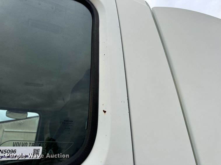 image for item EN5096 2013 Volvo VN semi truck