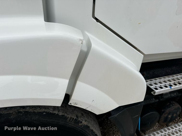 image for item EN5096 2013 Volvo VN semi truck