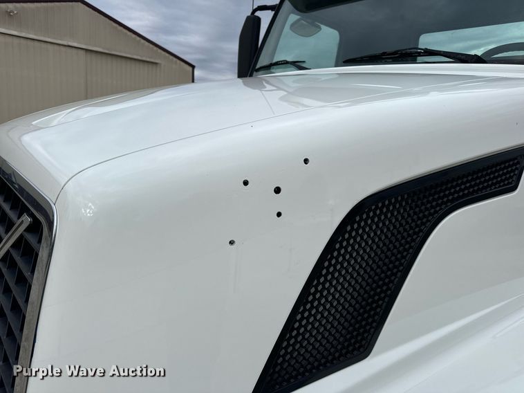 image for item EN5096 2013 Volvo VN semi truck