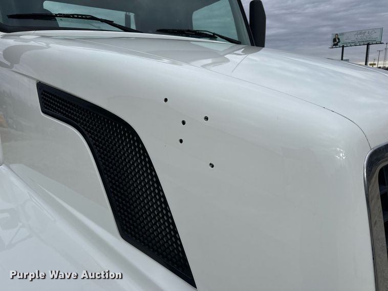 image for item EN5096 2013 Volvo VN semi truck