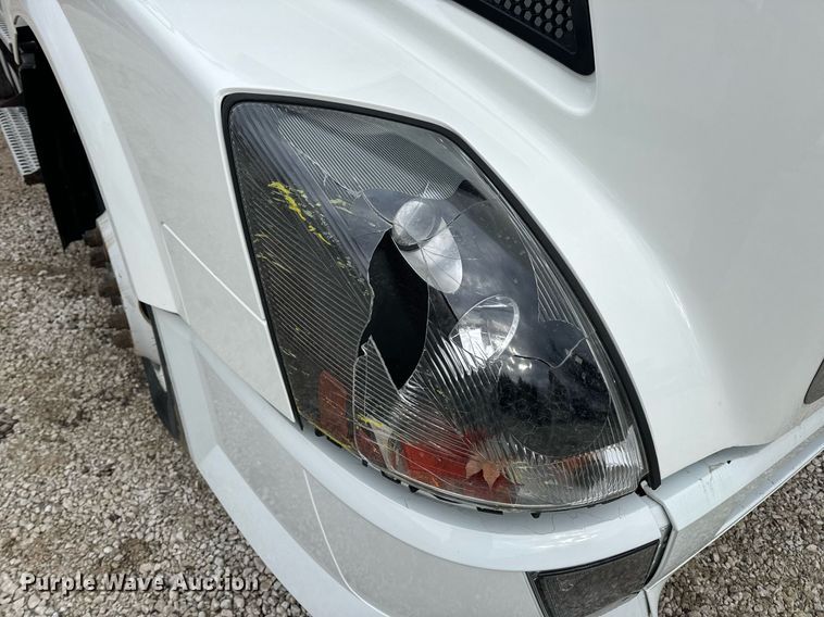 image for item EN5096 2013 Volvo VN semi truck