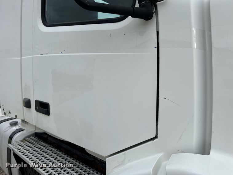 image for item EN5096 2013 Volvo VN semi truck