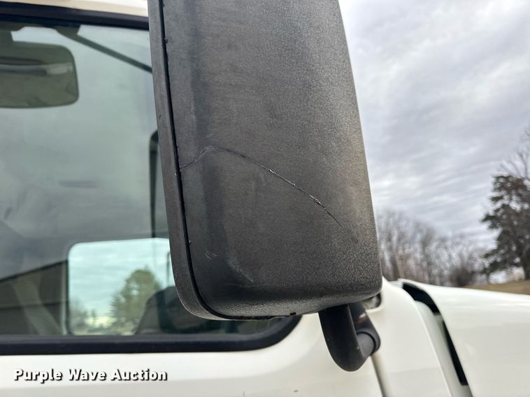 image for item EN5096 2013 Volvo VN semi truck