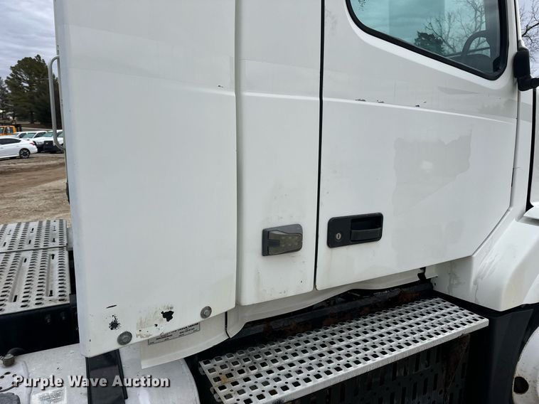 image for item EN5096 2013 Volvo VN semi truck