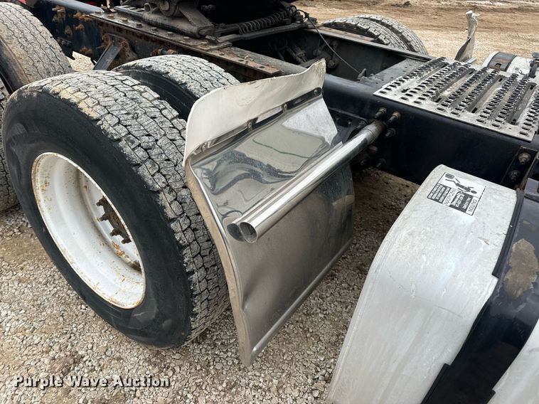 image for item EN5096 2013 Volvo VN semi truck