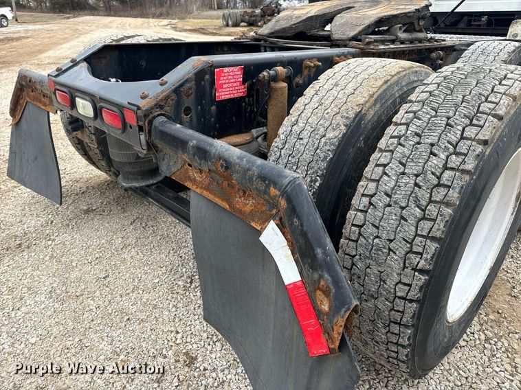 image for item EN5096 2013 Volvo VN semi truck