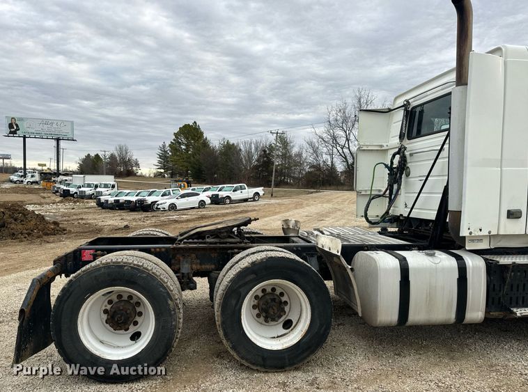 image for item EN5096 2013 Volvo VN semi truck