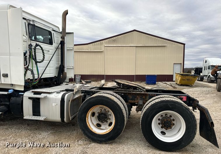 image for item EN5096 2013 Volvo VN semi truck