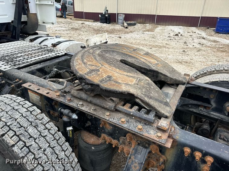 image for item EN5096 2013 Volvo VN semi truck