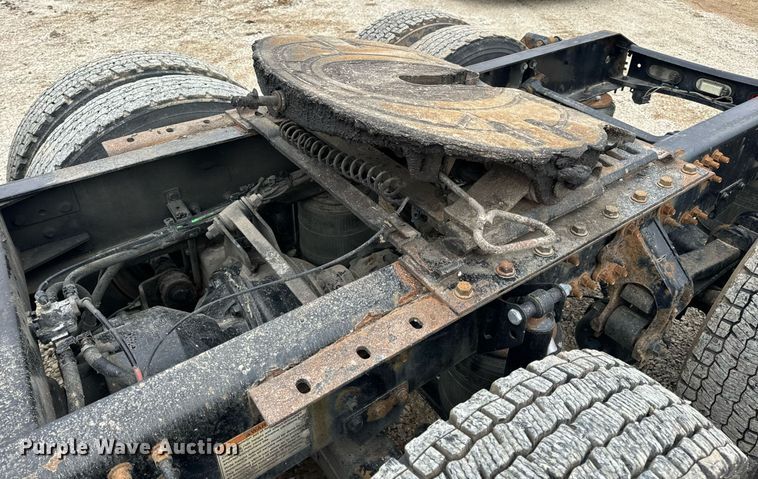 image for item EN5096 2013 Volvo VN semi truck