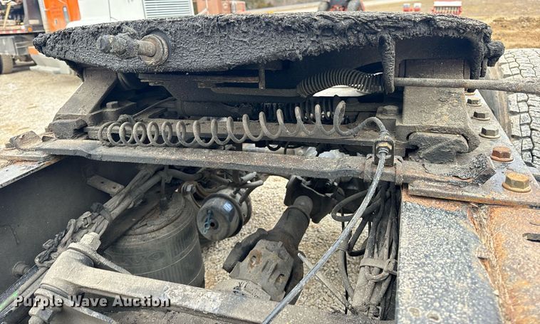 image for item EN5096 2013 Volvo VN semi truck