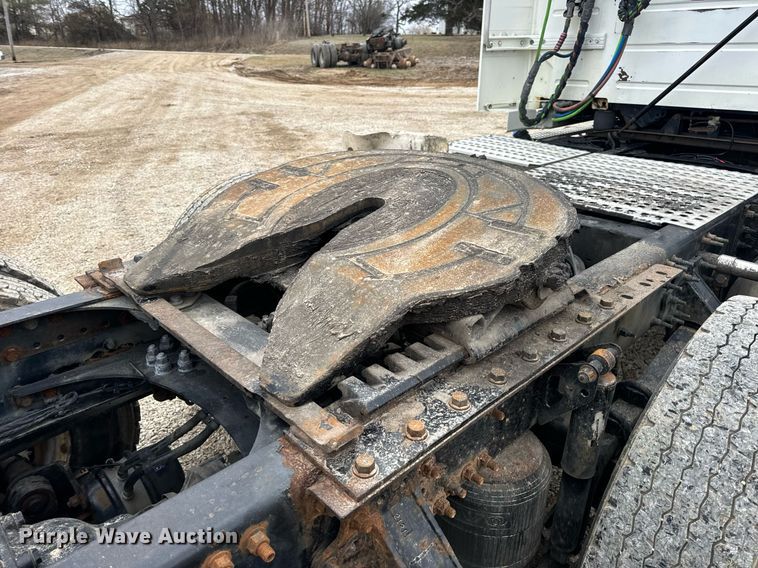 image for item EN5096 2013 Volvo VN semi truck