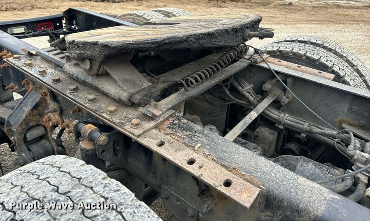 image for item EN5096 2013 Volvo VN semi truck