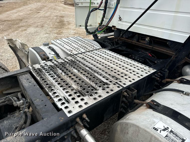 image for item EN5096 2013 Volvo VN semi truck