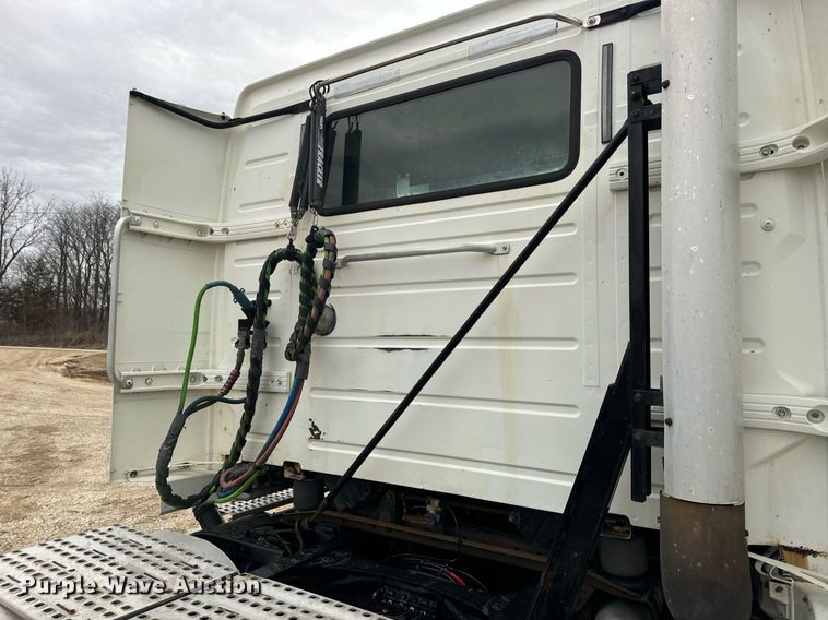 image for item EN5096 2013 Volvo VN semi truck