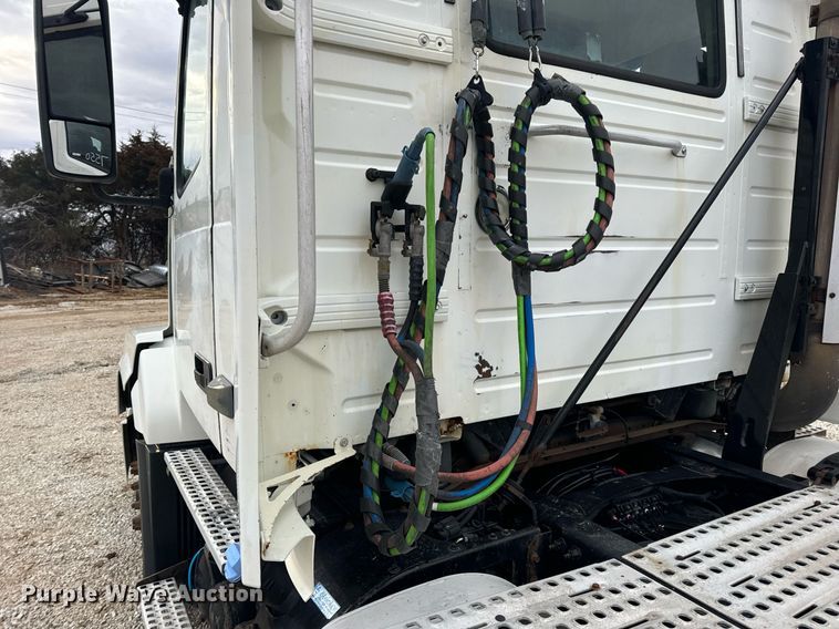 image for item EN5096 2013 Volvo VN semi truck