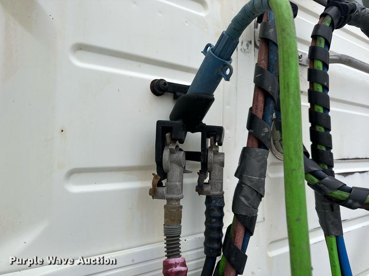 image for item EN5096 2013 Volvo VN semi truck