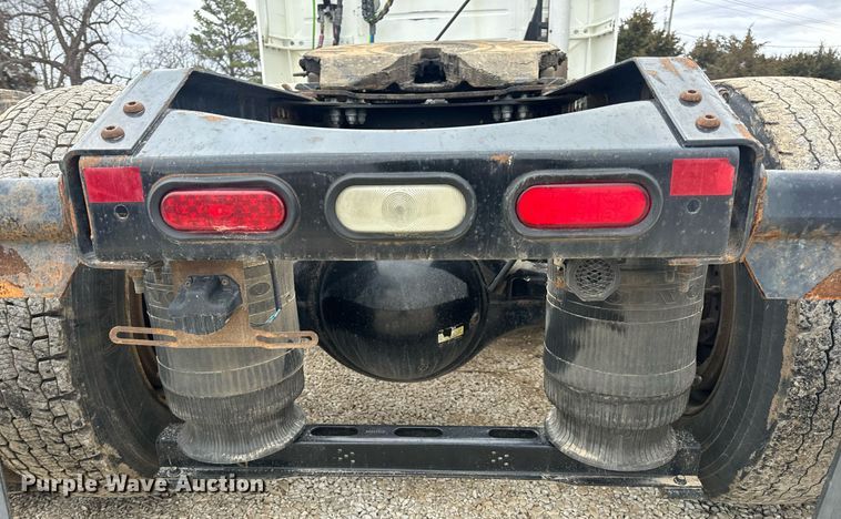 image for item EN5096 2013 Volvo VN semi truck