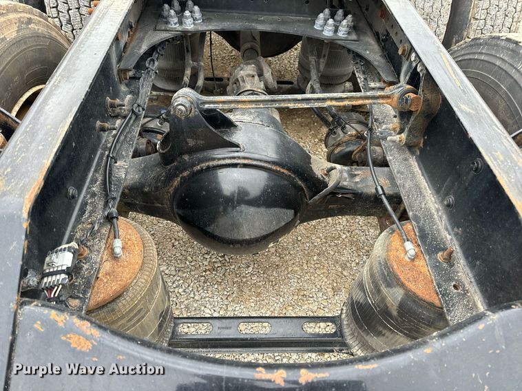 image for item EN5096 2013 Volvo VN semi truck