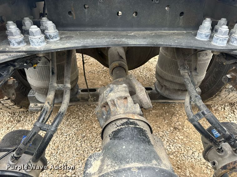 image for item EN5096 2013 Volvo VN semi truck