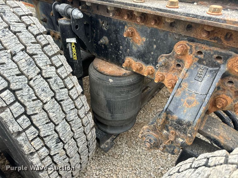 image for item EN5096 2013 Volvo VN semi truck