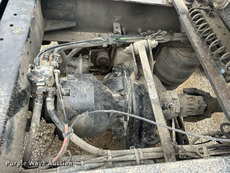 image for item EN5096 2013 Volvo VN semi truck