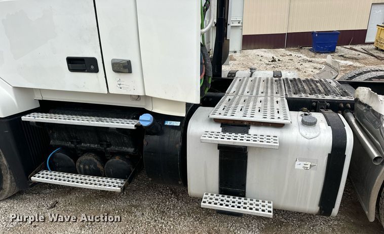 image for item EN5096 2013 Volvo VN semi truck