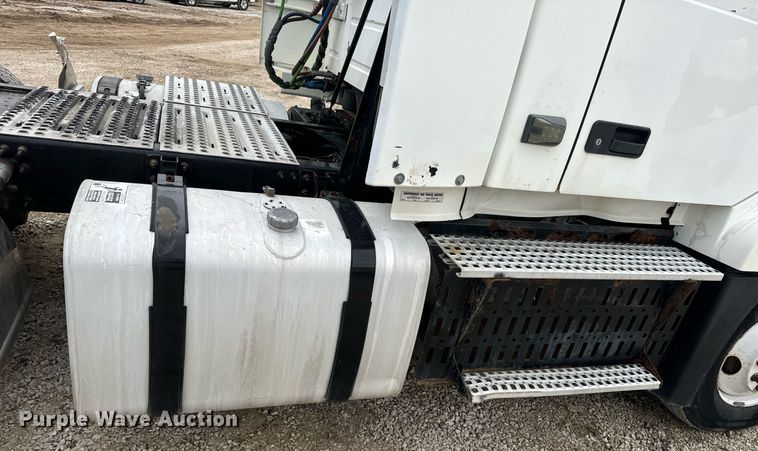 image for item EN5096 2013 Volvo VN semi truck