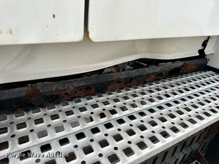 image for item EN5096 2013 Volvo VN semi truck