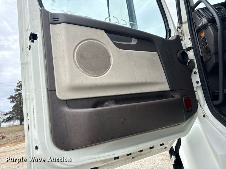 image for item EN5096 2013 Volvo VN semi truck