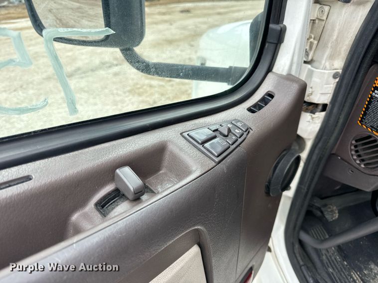 image for item EN5096 2013 Volvo VN semi truck