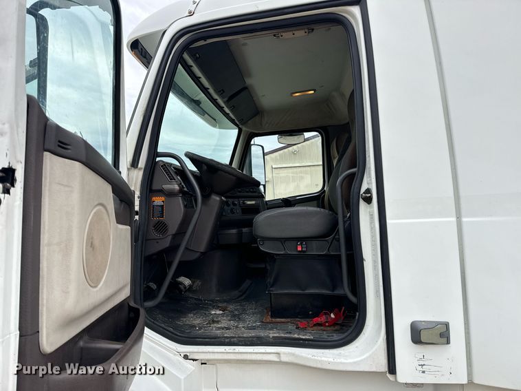 image for item EN5096 2013 Volvo VN semi truck