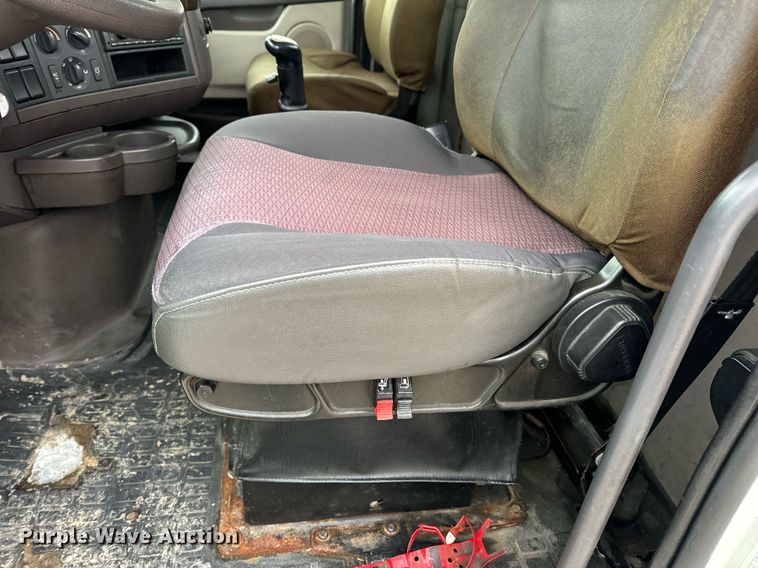 image for item EN5096 2013 Volvo VN semi truck