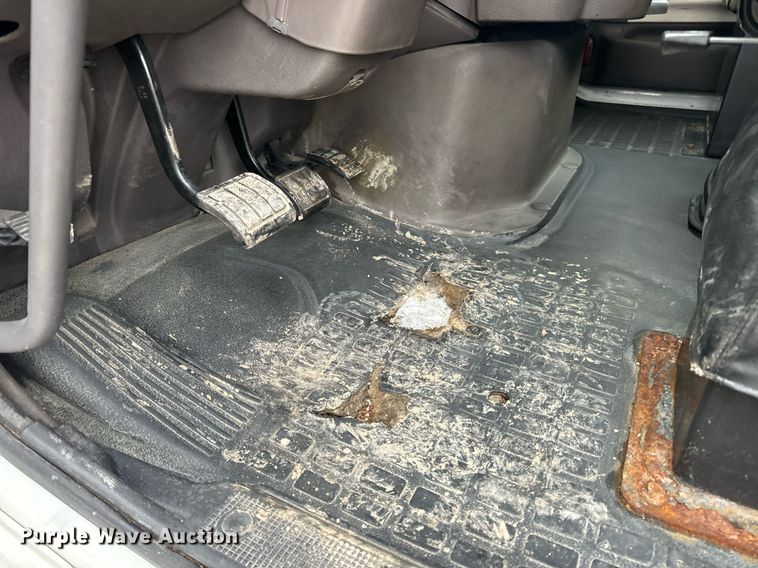 image for item EN5096 2013 Volvo VN semi truck