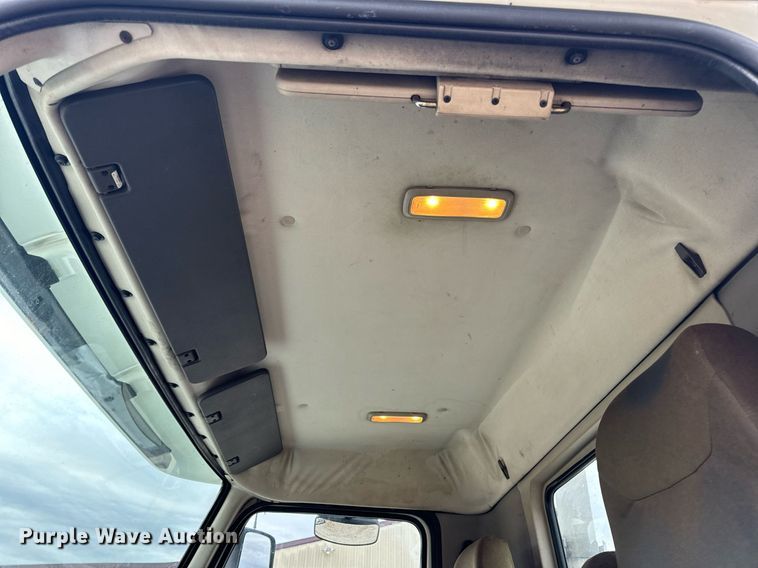 image for item EN5096 2013 Volvo VN semi truck