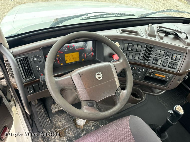 image for item EN5096 2013 Volvo VN semi truck