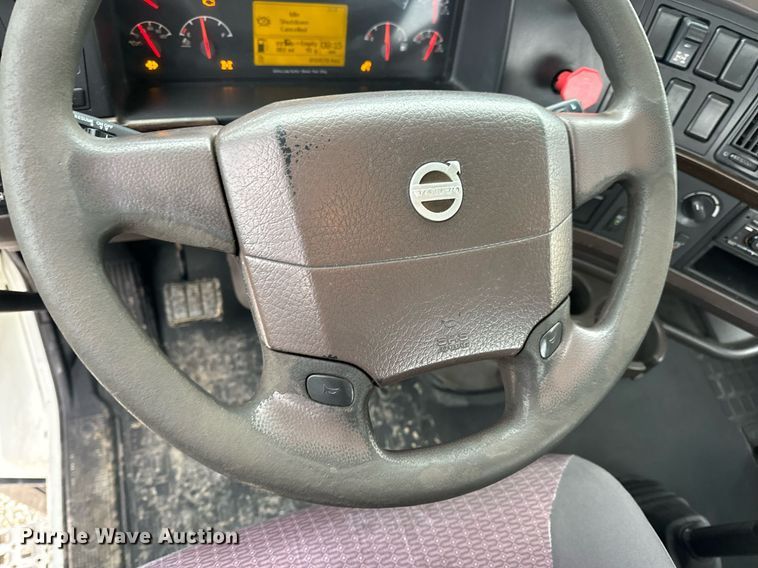 image for item EN5096 2013 Volvo VN semi truck