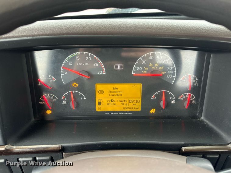 image for item EN5096 2013 Volvo VN semi truck