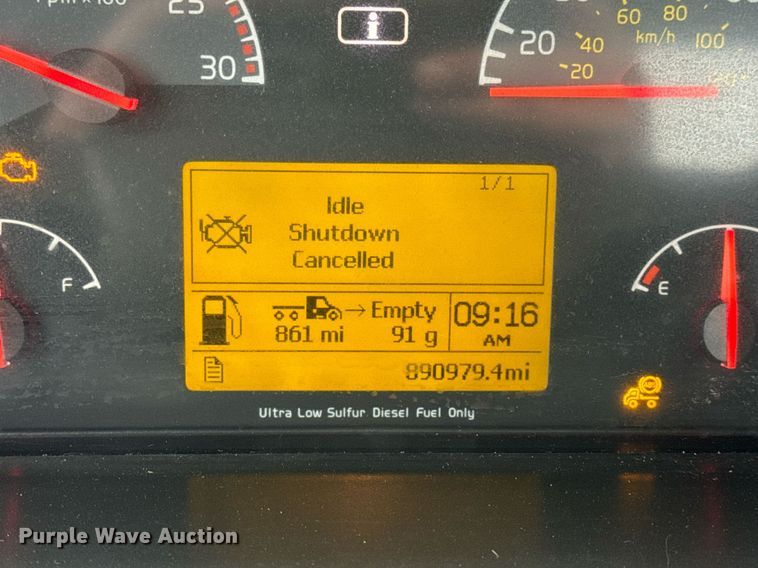 image for item EN5096 2013 Volvo VN semi truck