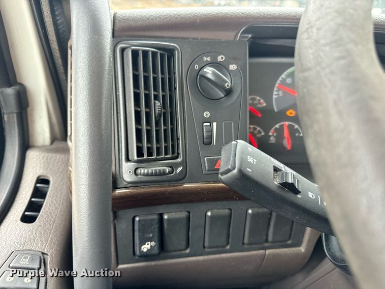 image for item EN5096 2013 Volvo VN semi truck