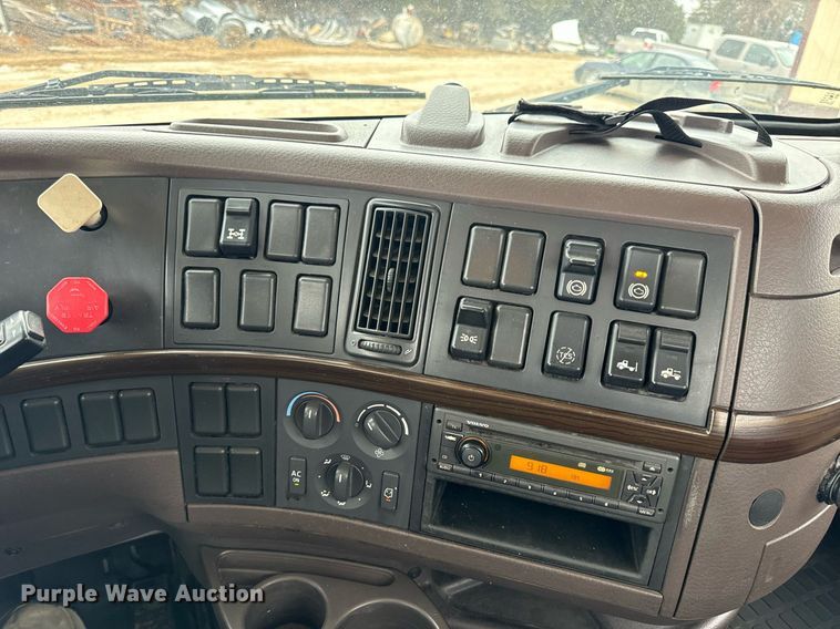 image for item EN5096 2013 Volvo VN semi truck