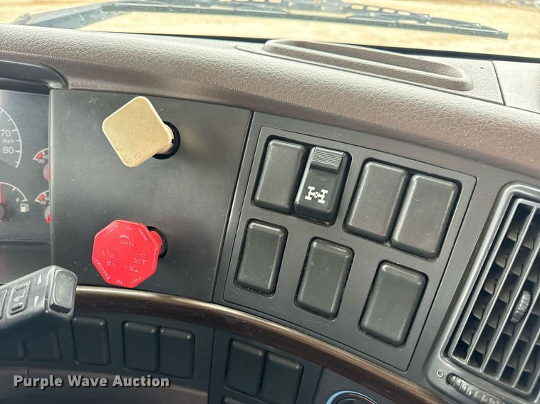 image for item EN5096 2013 Volvo VN semi truck