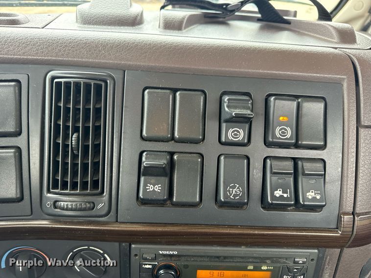 image for item EN5096 2013 Volvo VN semi truck