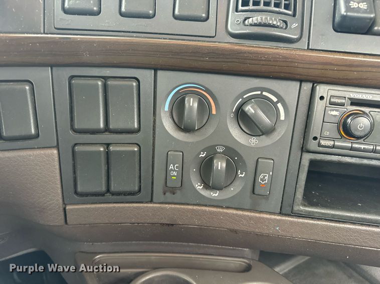 image for item EN5096 2013 Volvo VN semi truck