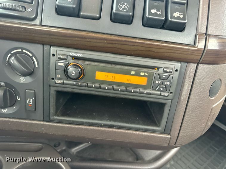 image for item EN5096 2013 Volvo VN semi truck