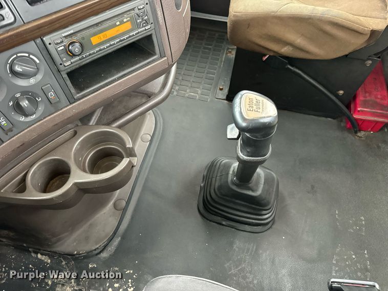 image for item EN5096 2013 Volvo VN semi truck