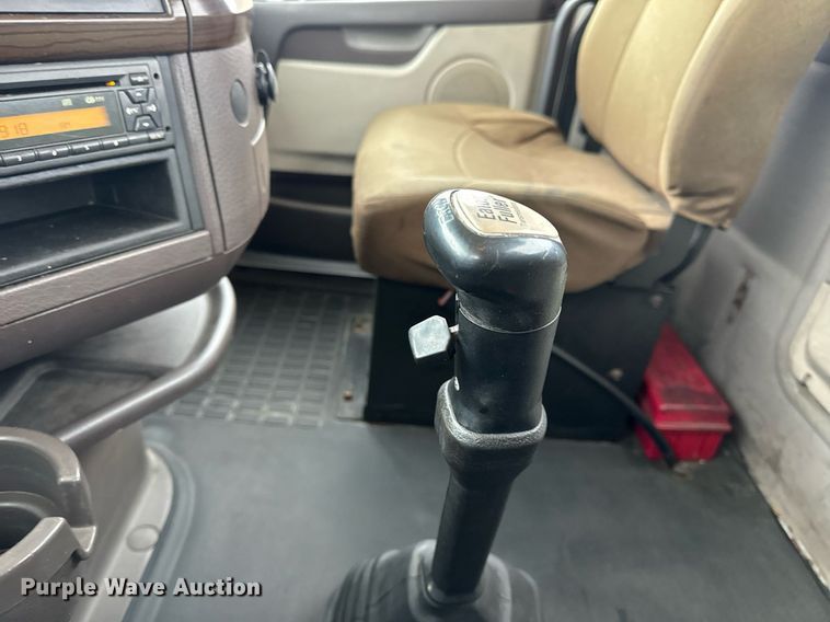 image for item EN5096 2013 Volvo VN semi truck