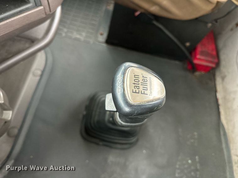 image for item EN5096 2013 Volvo VN semi truck