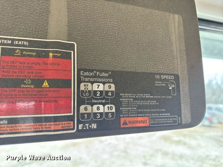 image for item EN5096 2013 Volvo VN semi truck