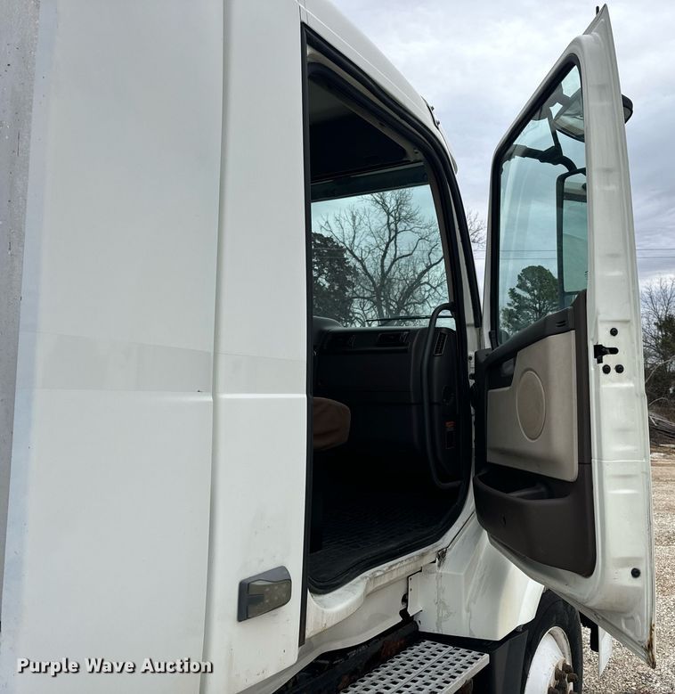 image for item EN5096 2013 Volvo VN semi truck